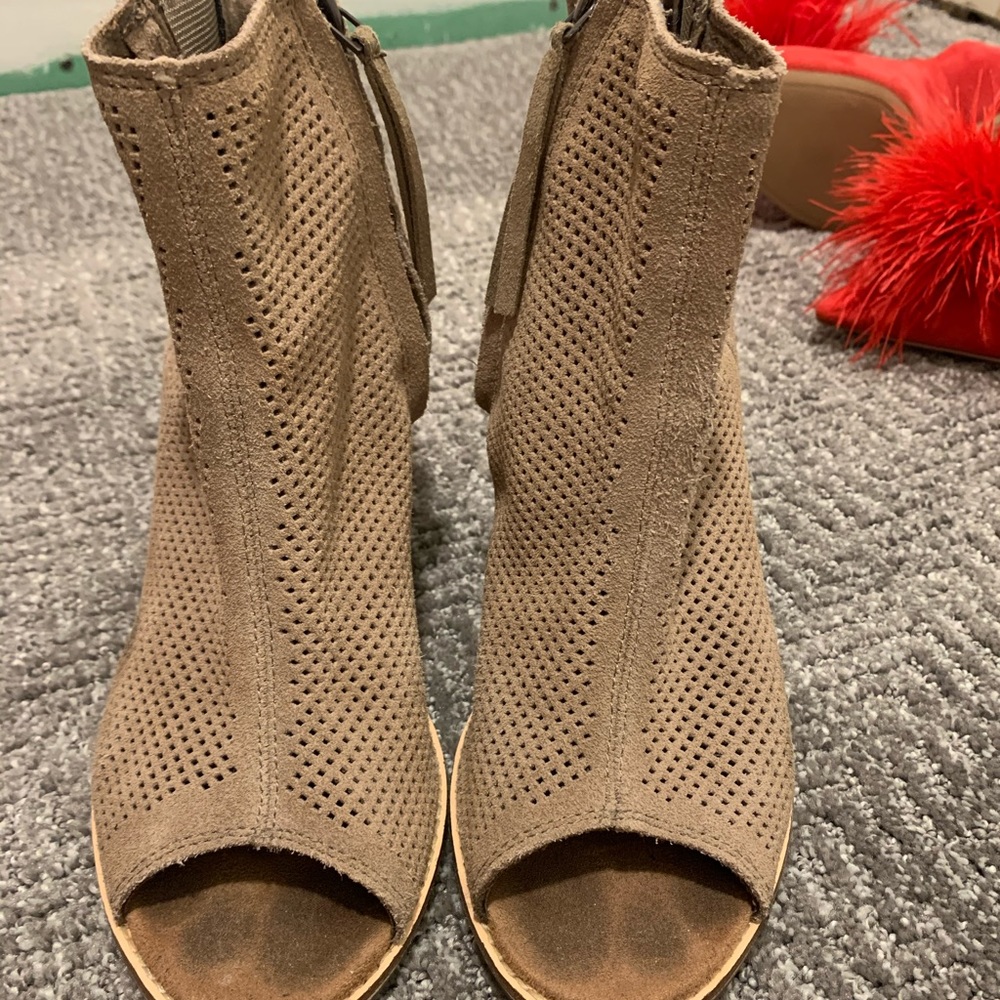 Tan Toms heels